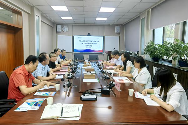 在兰州大学草地农业科技性吧
座谈_副本.jpg
