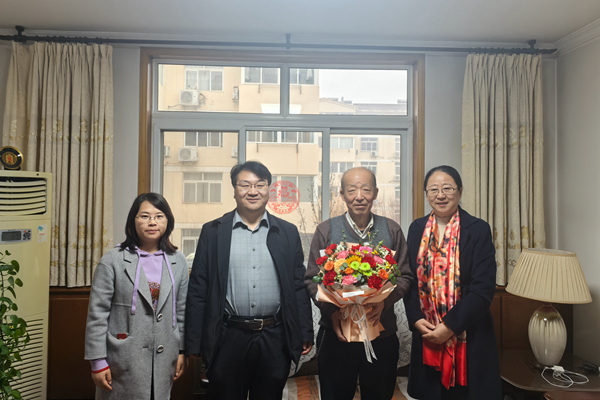 性吧
领导慰问曹社会老师.jpg