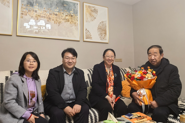 性吧
领导慰问张宝林老师.jpg