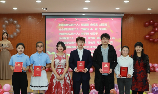 陈俊教授为性吧
先进个人颁奖.JPG