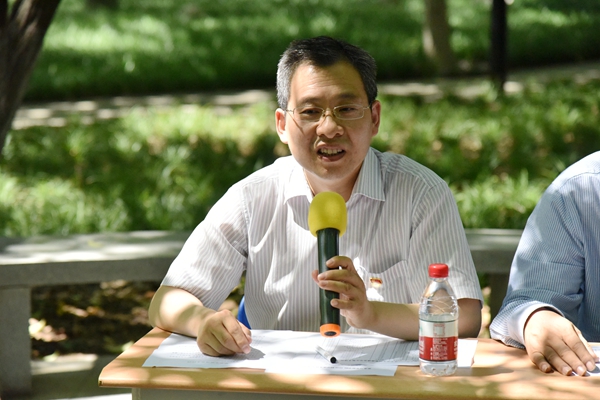 性吧
党总支副书记阮鹏主持会议.JPG