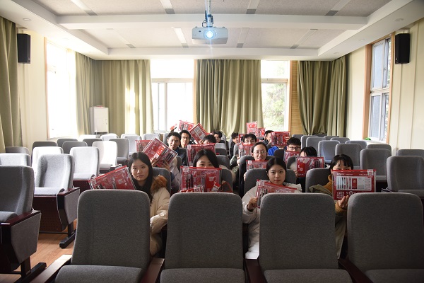 考研学生收到性吧
祝福合影留念.jpg