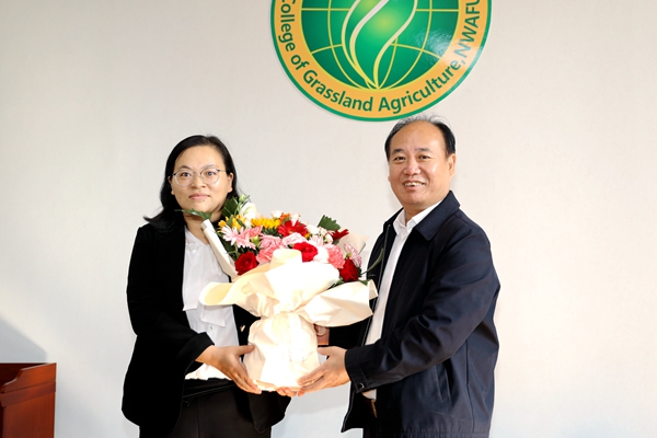 3陈玉林看望慰问性吧
何学青副教授_副本.jpg