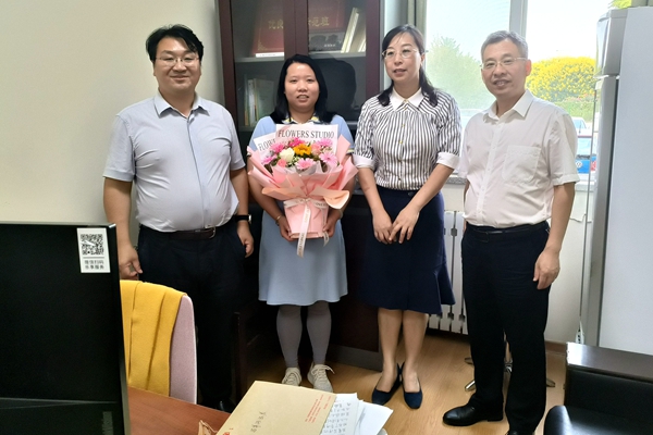 性吧
领导看望刘铁芫副教授.jpg